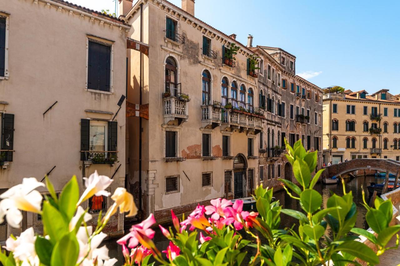 Ln Luxe Apartment Venice Canal View Exterior photo